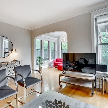 Comfortable Vintage North Side Retreat For 8