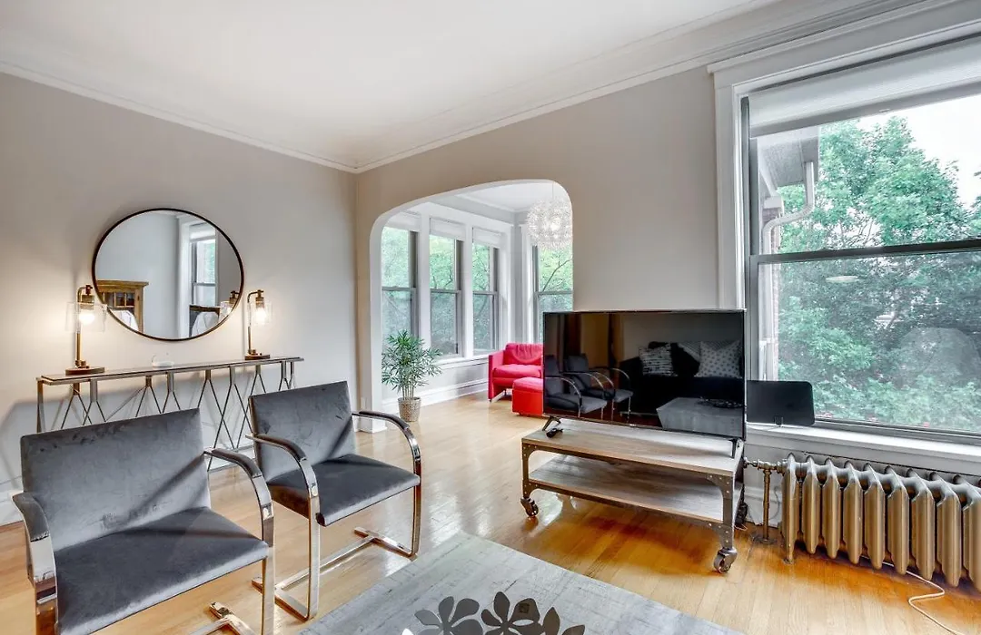 Comfortable Vintage North Side Retreat For 8