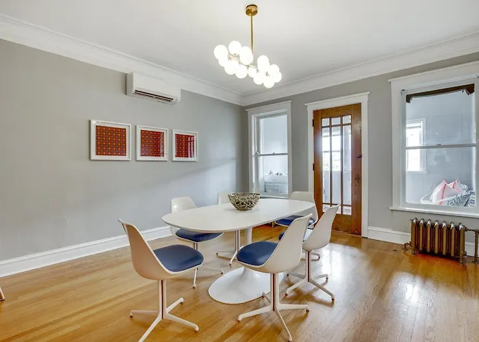 Comfortable Vintage North Side Retreat For 8