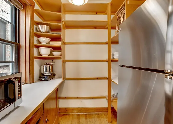 Comfortable Vintage North Side Retreat For 8 Chicago