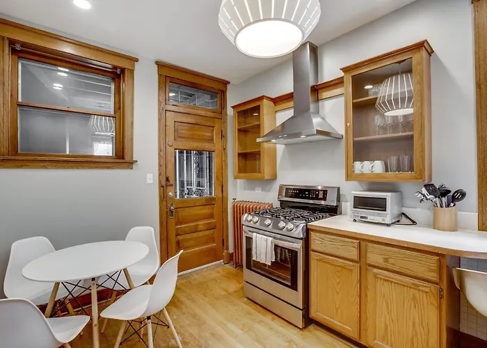 Comfortable Vintage North Side Retreat For 8 * Chicago