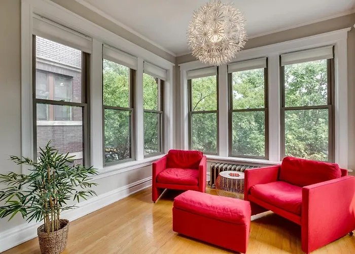 Comfortable Vintage North Side Retreat For 8 *