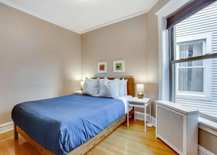 Comfortable Vintage North Side Retreat For 8 *