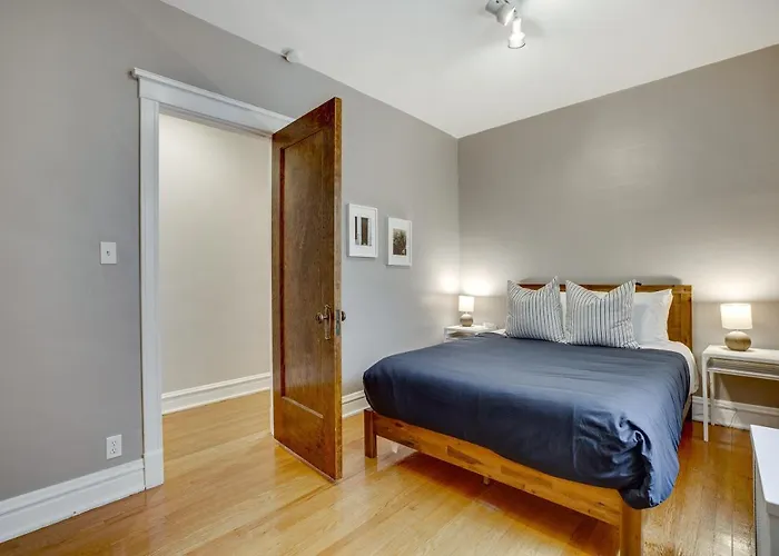 Comfortable Vintage North Side Retreat For 8 Chicago