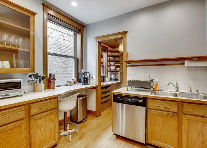 Comfortable Vintage North Side Retreat For 8