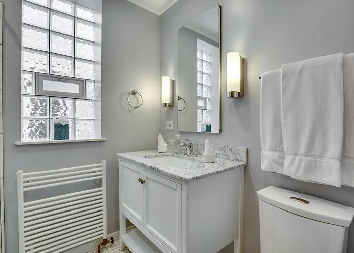 Comfortable Vintage North Side Retreat For 8 *