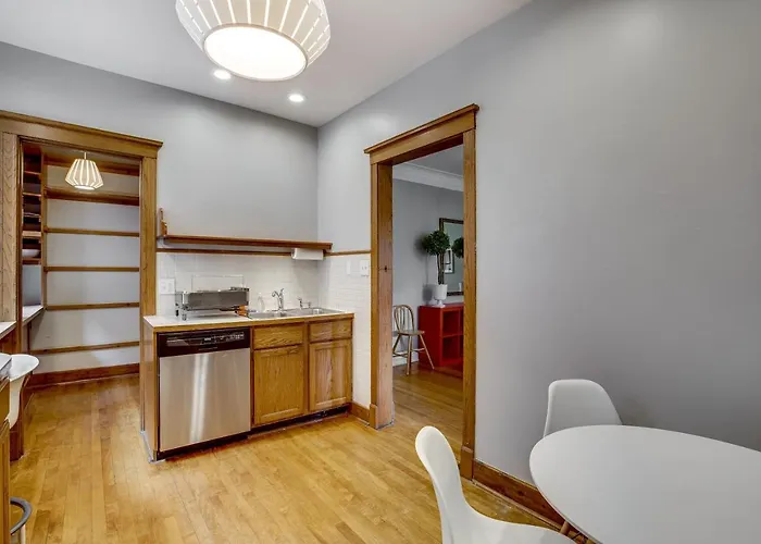 Comfortable Vintage North Side Retreat For 8 Chicago